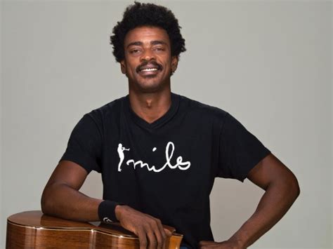 De Funky Carnaval Fiesta van Seu Jorge: Een Braziliaanse Extravaganza Met een Twist!