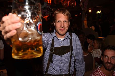 Oktoberfest Bier Bash met Oliver Riedel: Een Nacht van Chaos en Lederhosen?